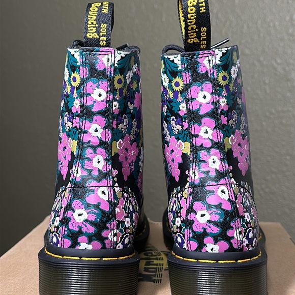 *NWB/NWOT* DR. MARTENS Women's 1460 Pascal - Black+Multi Vintage Floral Backhand - Picture 5 of 15